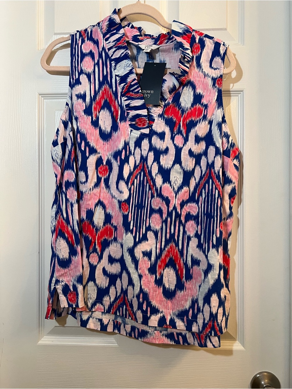 🦋 NWT crown & ivy Sleeveless Ikat V-Neck Tank in Navy, Pink & Red  size large